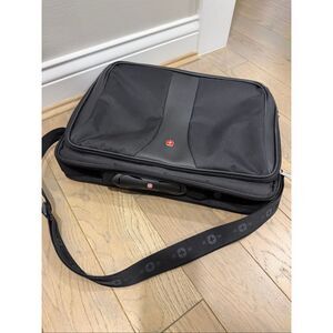 NEW Wenger SwissGear Laptop Messenger Bag!